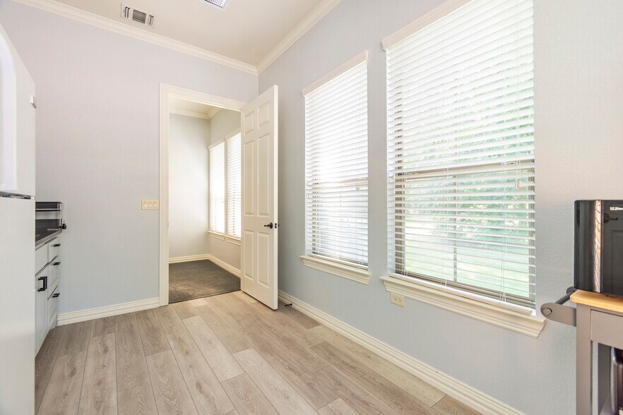 More Photos Of 7633 Bellaire Dr S, Fort Worth Medical For Sale