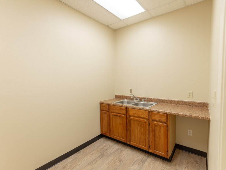 More Photos Of 221 Barren Springs Dr, Houston Unknown For Lease