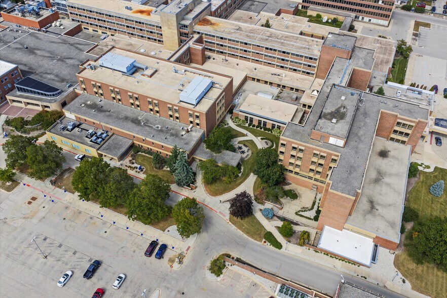 More Photos Of 2400 N Rockton Ave, Rockford Hospital For Lease