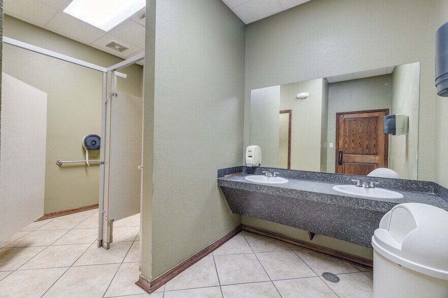 More Photos Of 2500 N 7th St, West Monroe Office For Lease