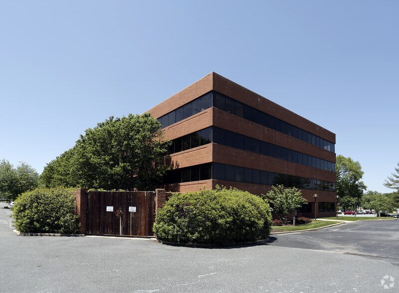 More Photos Of 200 Continental Dr, Newark Office For Lease