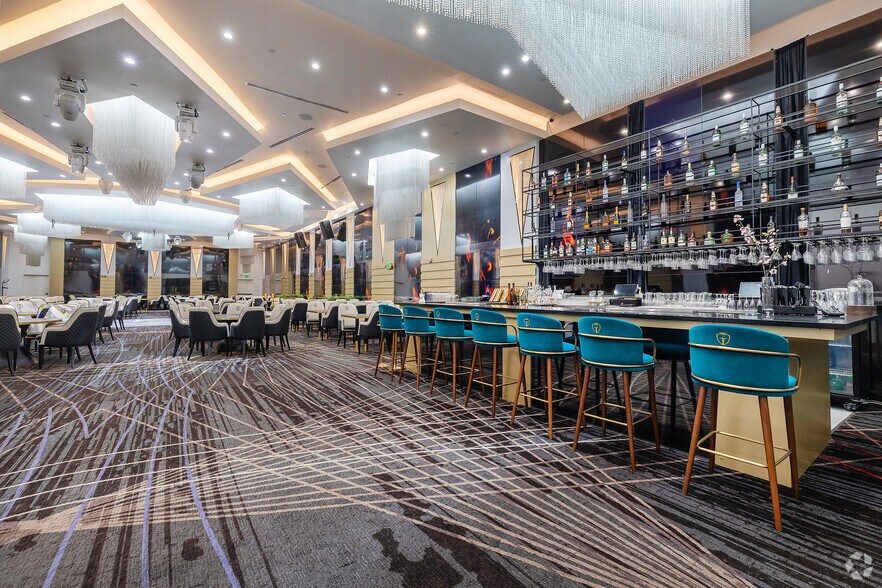 More Photos Of 11150 Ventura Blvd, Studio City Restaurant For Sale