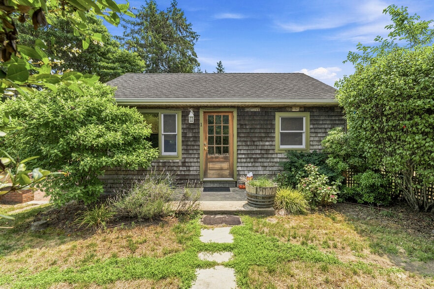 More Photos Of 127 Inlet Rd W, Hampton Bays Hospitality For Sale