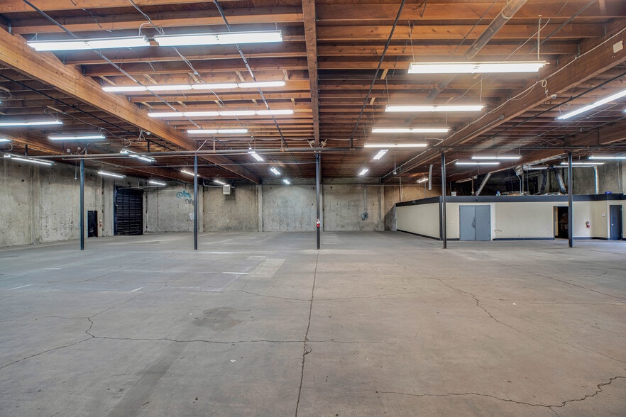 More Photos Of 3365 SE 17th Ave, Portland Warehouse For Lease