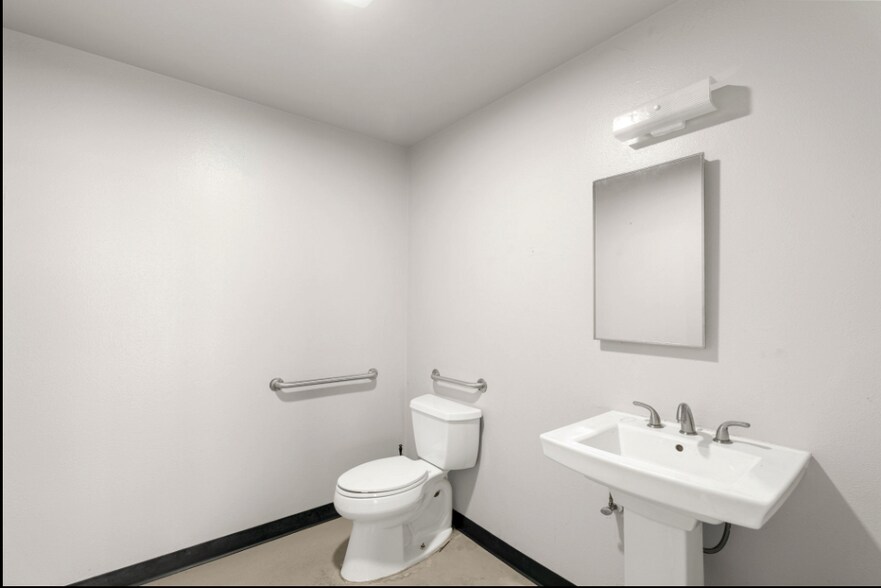 More Photos Of 6767 SW Macadam Ave, Portland Service For Lease