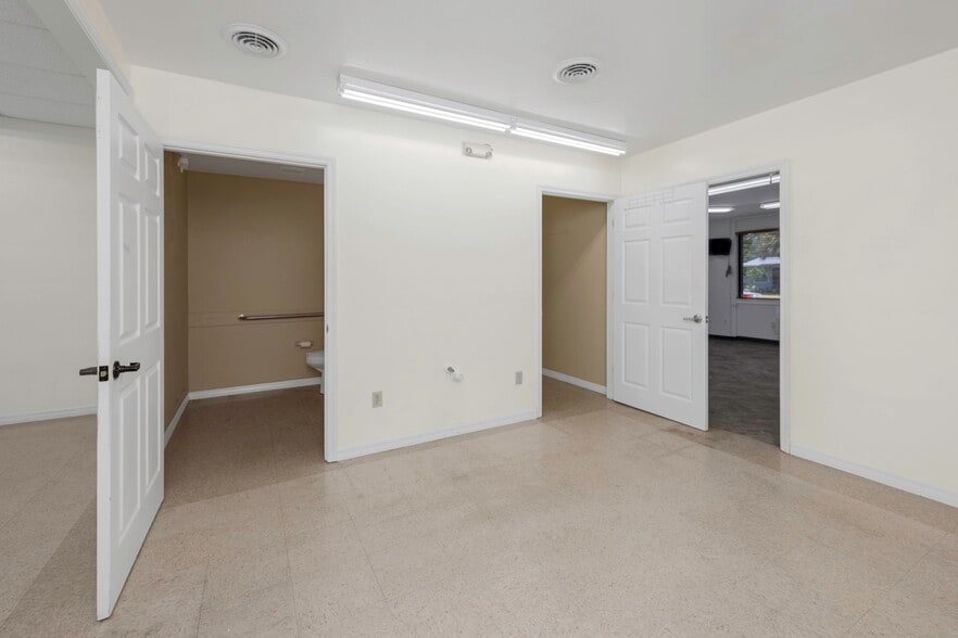 More Photos Of 565 Frederica Ln, Dunedin Warehouse For Lease