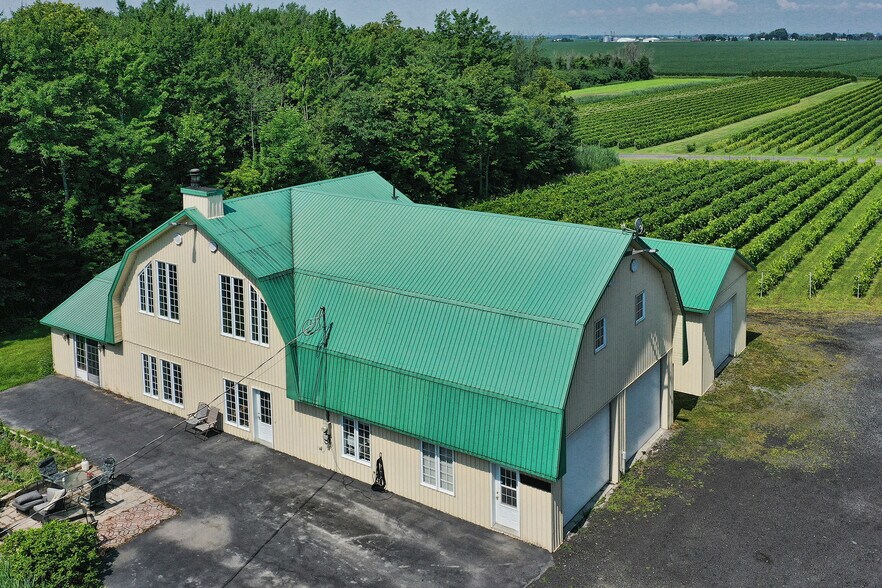 More Photos Of 4310 Chem. du Cordon, Varennes Winery Vineyard For Sale
