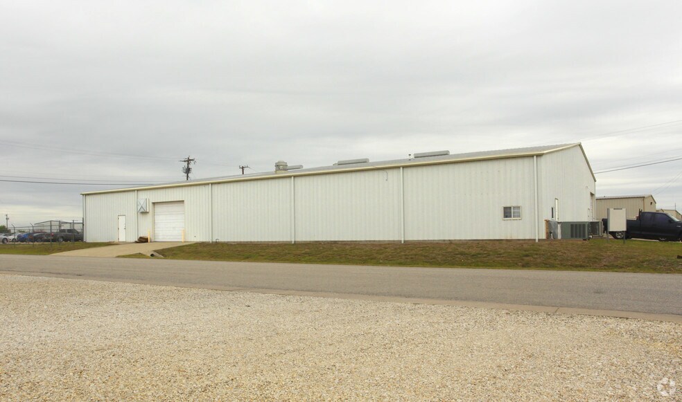 More Photos Of 501 Tradesmen's Park Dr, Hutto Warehouse For Lease