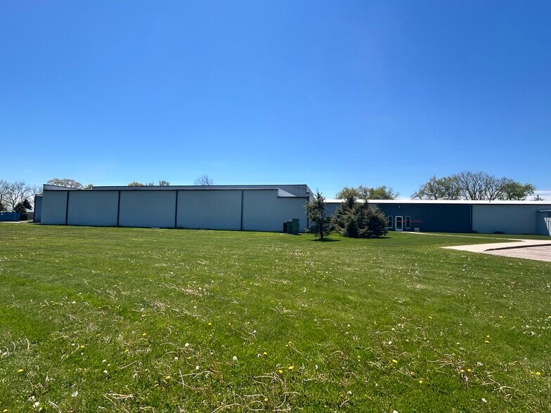 More Photos Of 7878 Gull Rd, Richland Warehouse For Lease