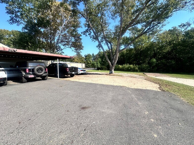 More Photos Of 1924 Crockett Rd, Palestine Office For Sale