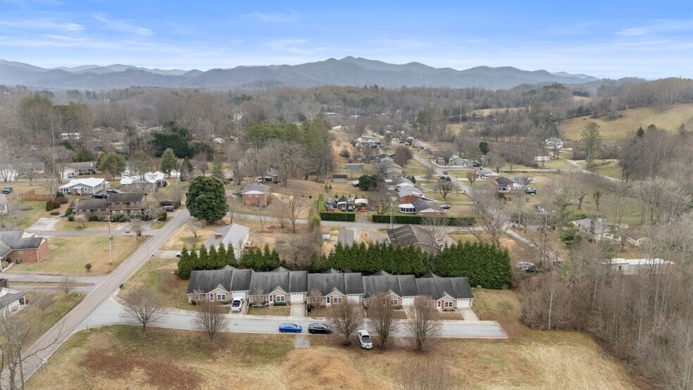 More Photos Of 520 Baird Cove Rd, Franklin Apartments For Sale