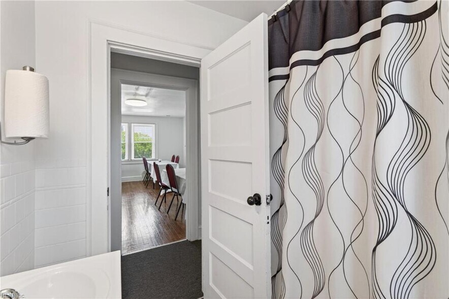 More Photos Of 2456 Ballentine Blvd, Norfolk Flex For Sale