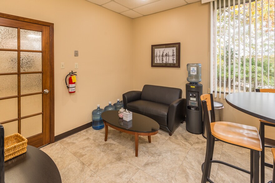 More Photos Of 1423 Randy Ln, Jefferson City Office For Sale