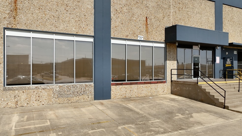 Primary Photo Of 2213 E Pioneer Dr, Irving Manufacturing For Lease