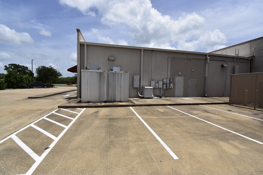 More Photos Of 253 N Bypass 35, Alvin Storefront For Lease