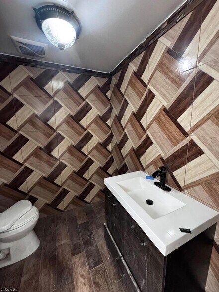 More Photos Of 119 W Broadway, Paterson Flex For Sale