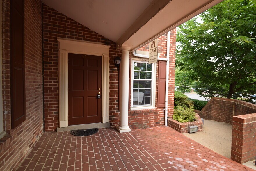 More Photos Of 121-123 Rowell Ct, Falls Church Office For Lease