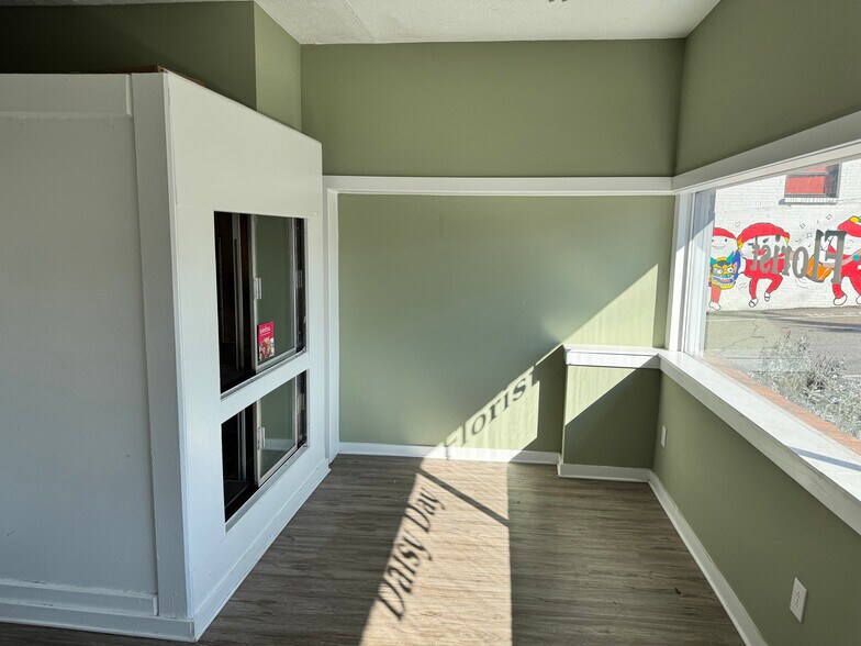 More Photos Of 8 N Clarendon Ave, Avondale Estates Freestanding For Sale