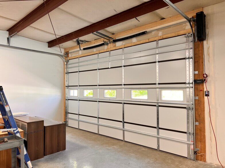 More Photos Of 885 Ohio Pike, Cincinnati Showroom For Lease