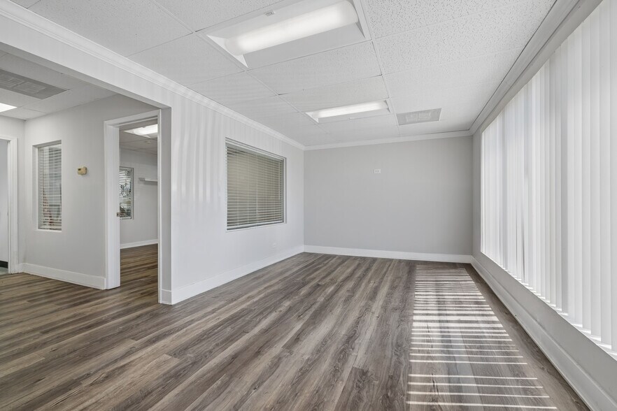 More Photos Of 1000 N Rand Rd, Wauconda Service For Sale