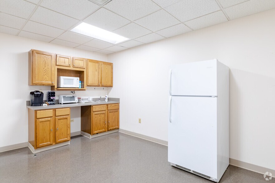 More Photos Of 799 Roosevelt Rd, Glen Ellyn Office For Lease