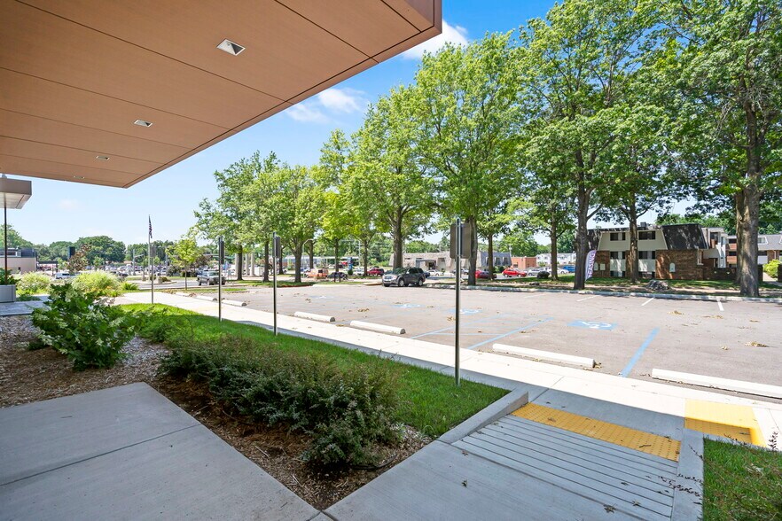 More Photos Of 1724 S Luster Ave, Springfield Office For Lease