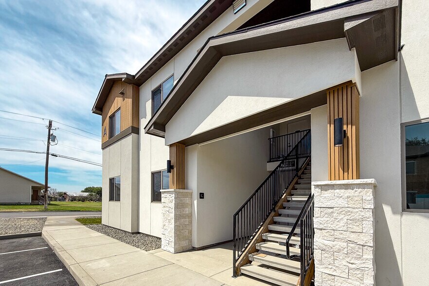 More Photos Of 1007 Grandridge Road, Grandview Apartments For Sale