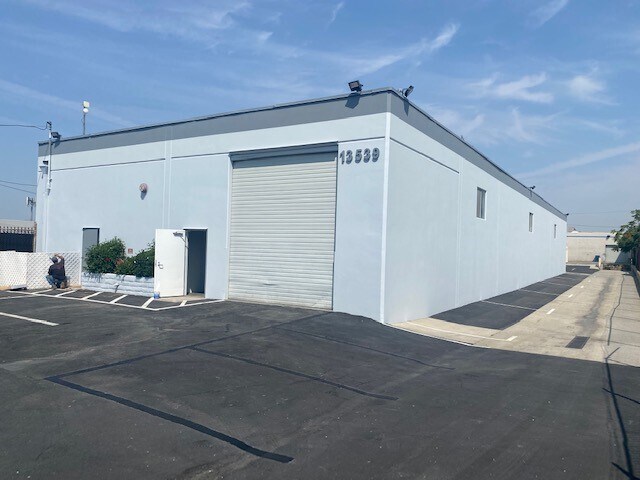 More Photos Of 13539 Desmond St, Pacoima Manufacturing For Lease
