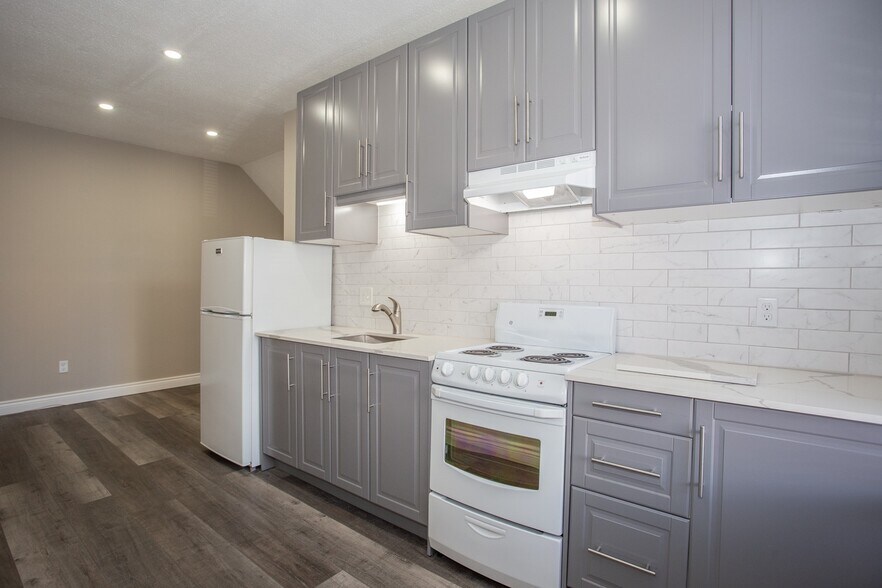 More Photos Of 51 Augusta St, Hamilton Storefront Retail Office For Lease