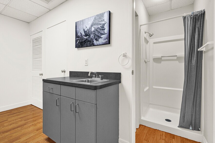 More Photos Of 2000 Cedar Dr, La Marque Freestanding For Sale