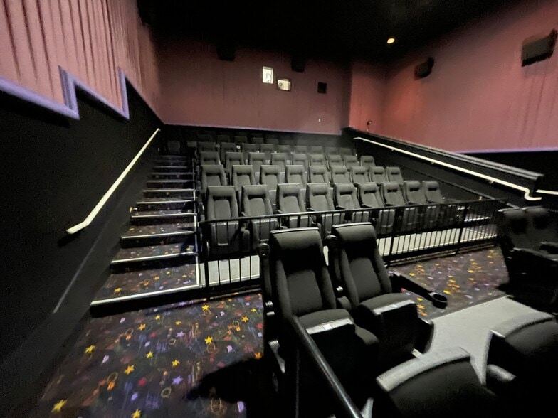 More Photos Of 1075 Parkway Blvd, Flowood Movie Theatre For Lease