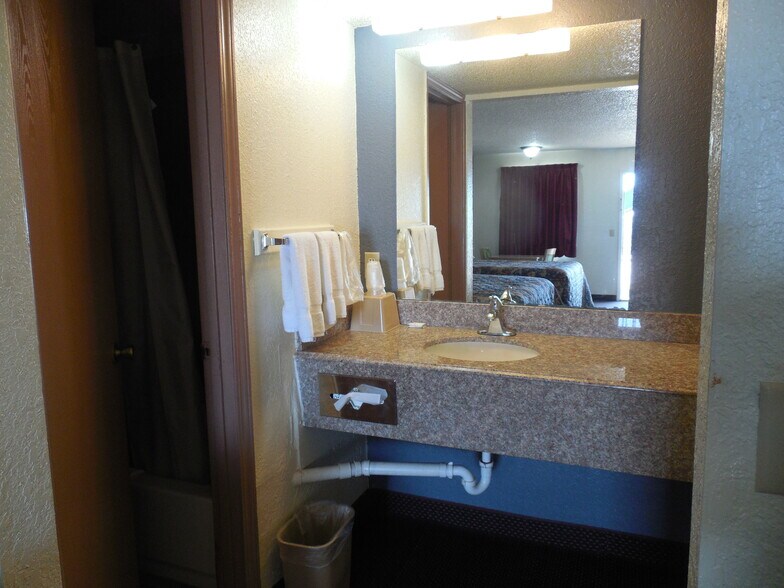 More Photos Of 10226 S 81 Hwy, Waukomis Hotel For Sale