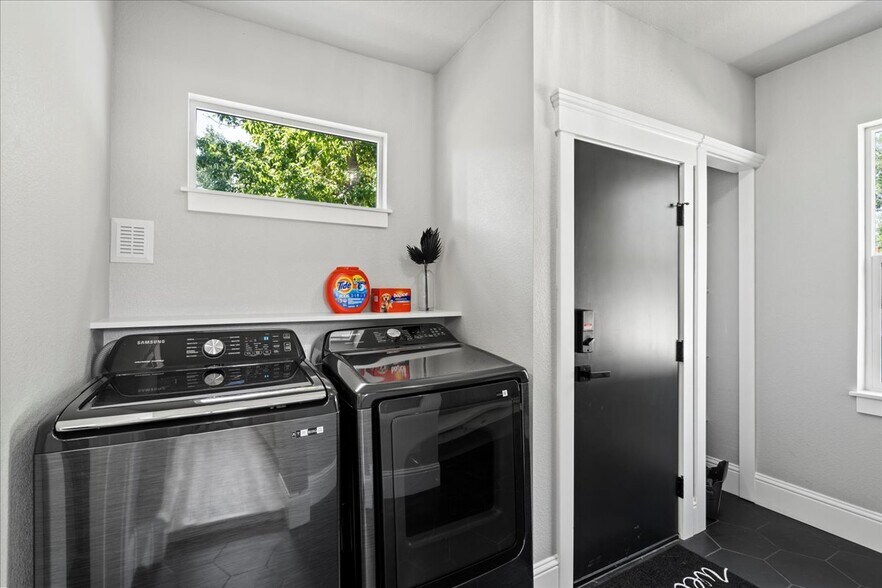 More Photos Of 2722 Central Ave, Cheyenne Light Distribution For Sale