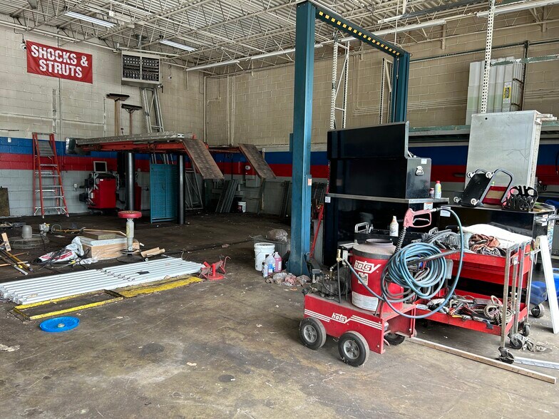 More Photos Of 13917 S Torrence Ave, Burnham Auto Repair For Sale