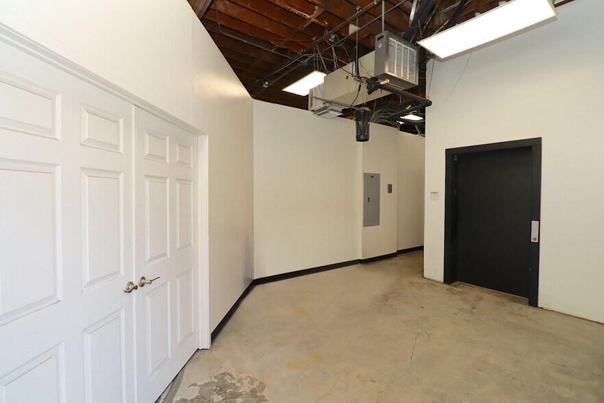 More Photos Of 2614 Crenshaw Blvd, Los Angeles Loft Creative Space For Lease