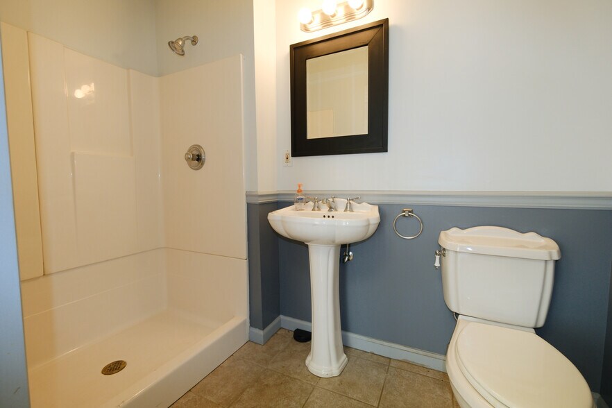 More Photos Of 30 W Price St, Linden Flex For Lease