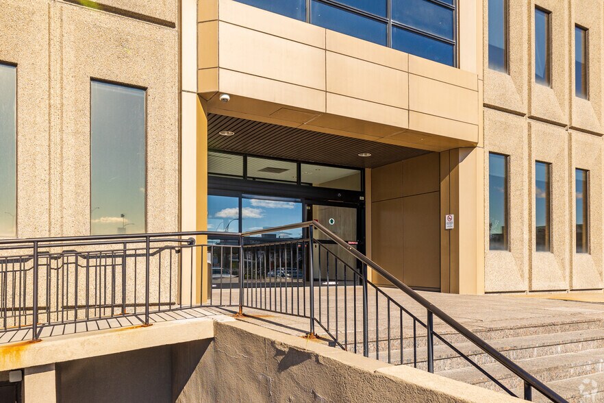 More Photos Of 100 Boul Alexis-Nihon, Montréal Office For Lease