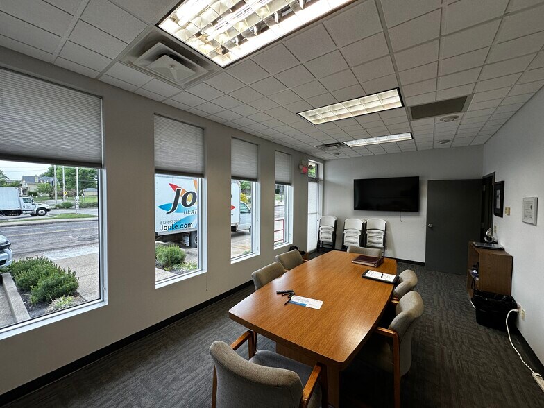 More Photos Of 4117 Bridgetown Rd, Cincinnati Flex For Lease