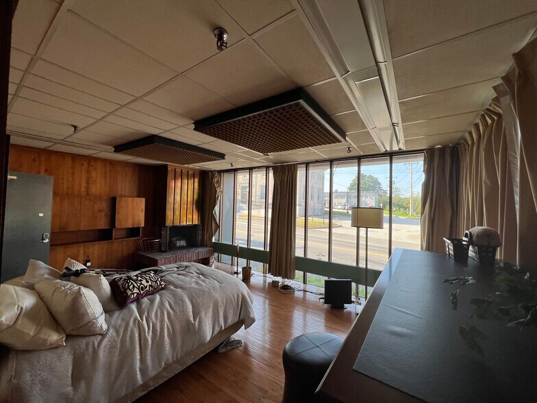 More Photos Of 136 Center St, Old Town Office For Sale