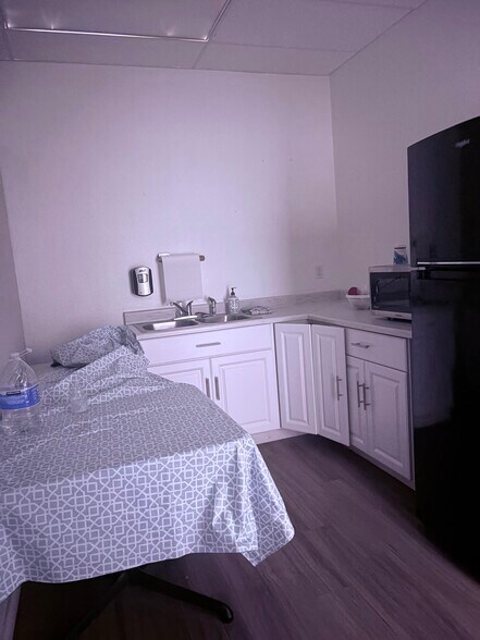 More Photos Of 18434 N 99th Ave, Sun City Storefront For Lease