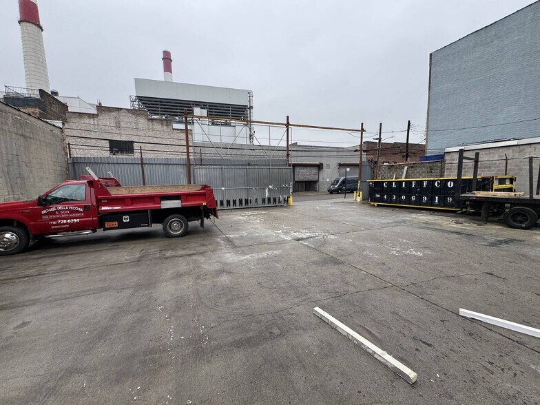 More Photos Of 3722 10th St, Long Island City Distribution For Lease