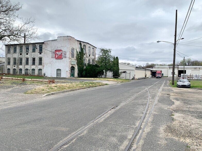 More Photos Of 1 Glass St, Bridgeton Warehouse For Lease