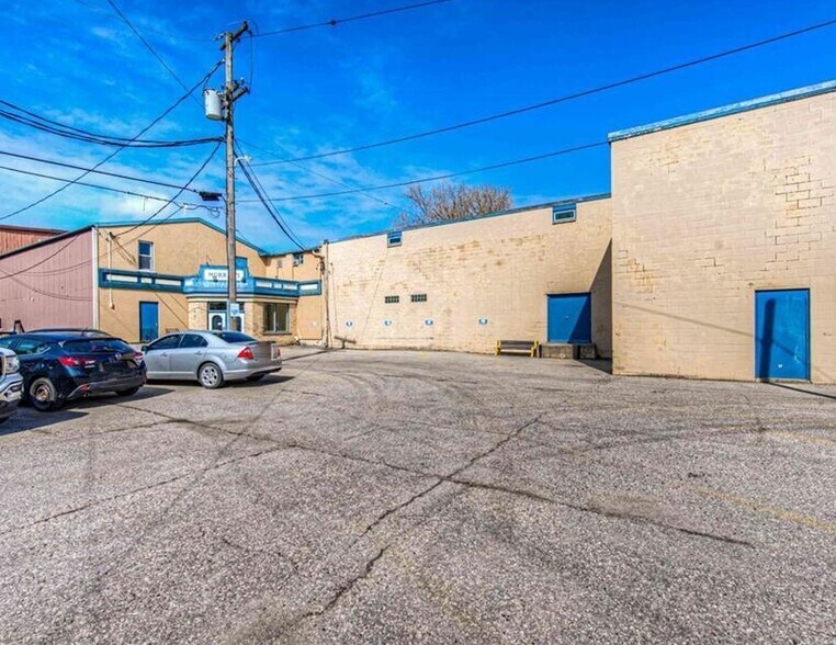 More Photos Of 95 Peel St, Wilmot Department Store For Sale