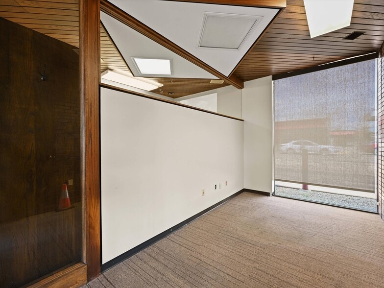 More Photos Of 1805 John F Kennedy Rd, Dubuque Freestanding For Sale
