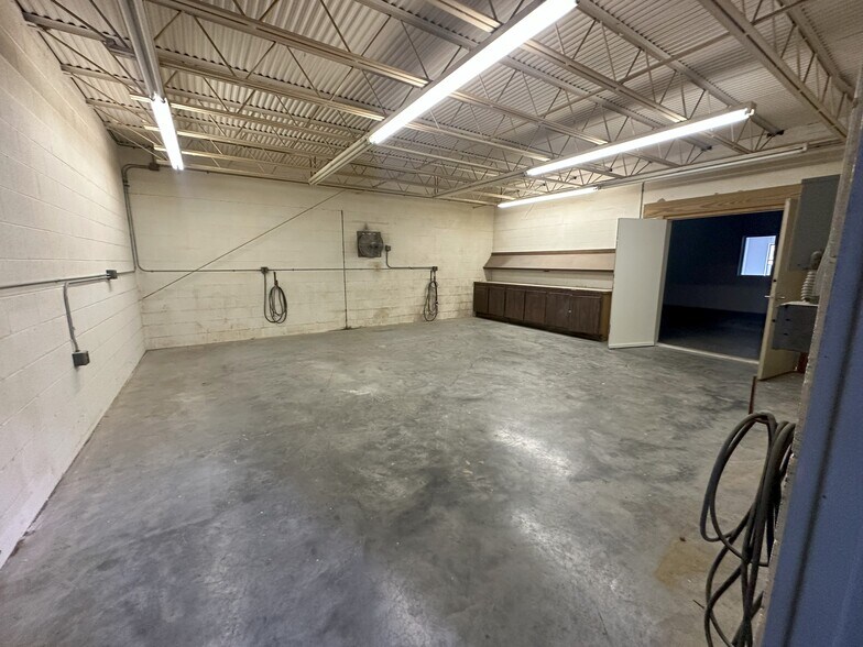 More Photos Of 5911 Echo Dr, Knoxville Warehouse For Lease