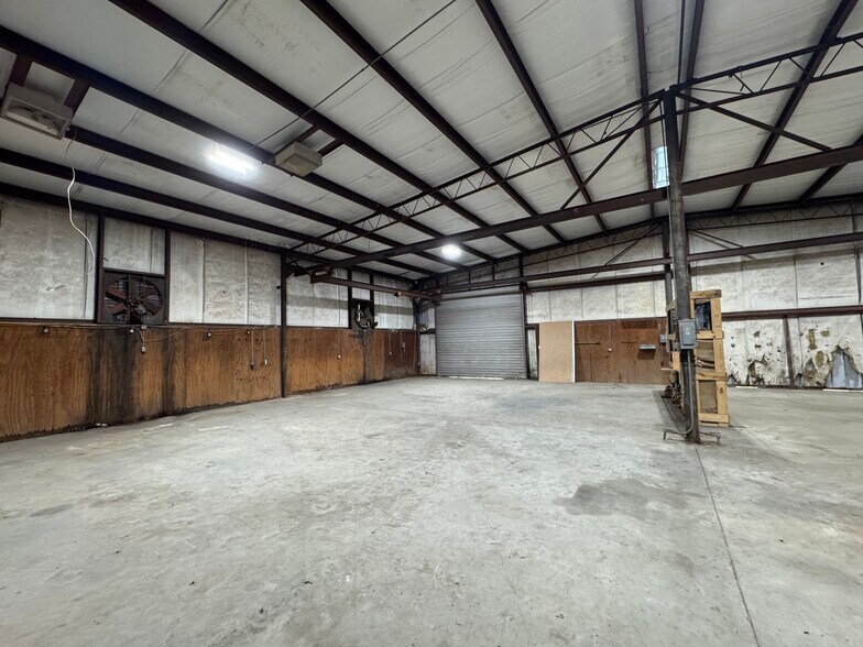 More Photos Of 1208 S Chestnut St, Lufkin Showroom For Sale