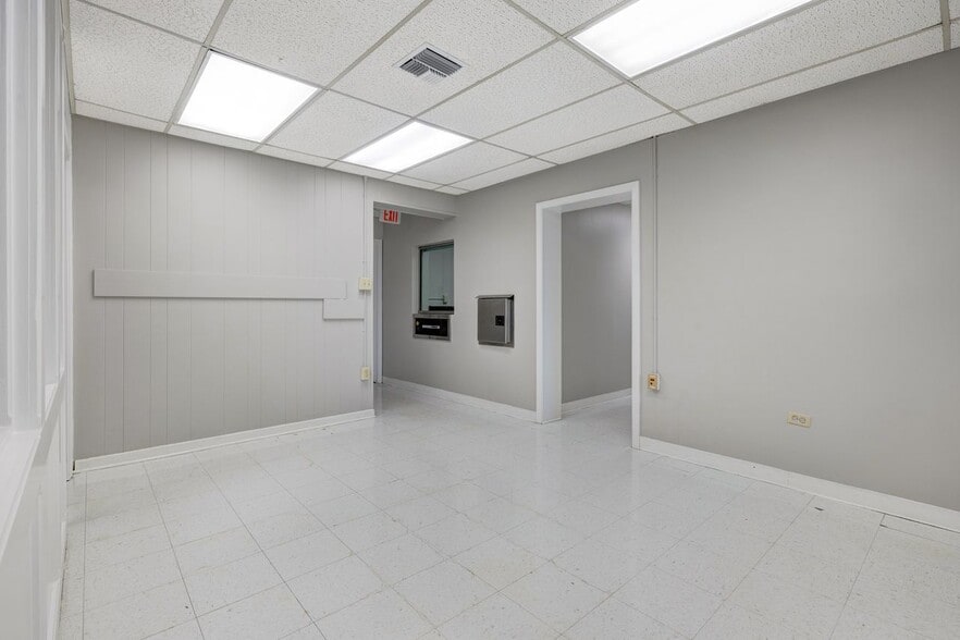 More Photos Of 403 W Admiral Doyle Dr, New Iberia Distribution For Lease