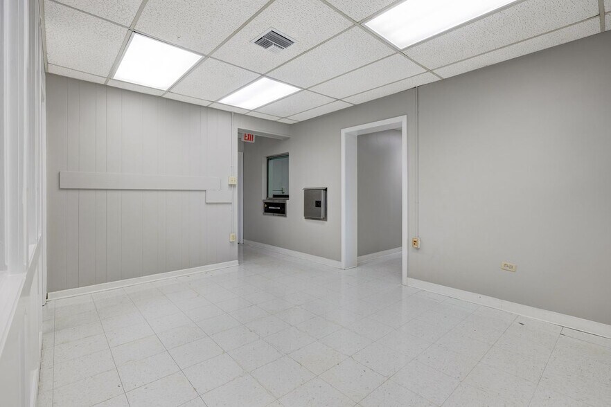 More Photos Of 403 W Admiral Doyle Dr, New Iberia Distribution For Lease