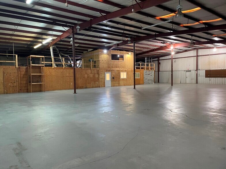 More Photos Of 300 Delano Dr, Manchester Warehouse For Sale