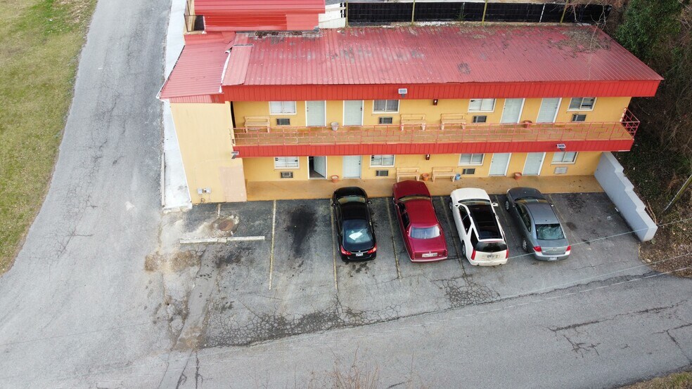 More Photos Of 124 Woods Ave, Caryville Hotel For Sale